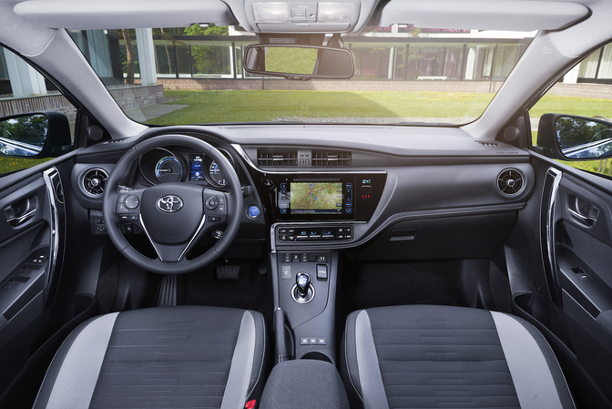 Rijtest-Toyota-Auris-Hybrid-2015_01