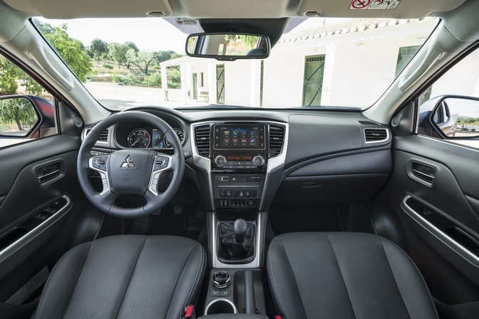 Mitsubishi L200 pick-up 2019 facelift interieur