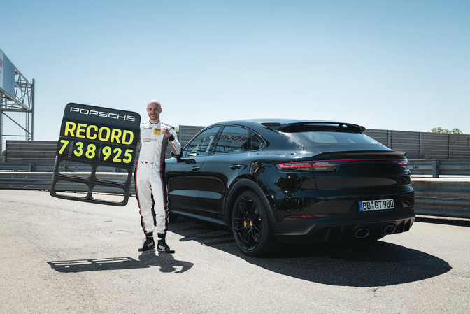 Porsche Cayenne Performance record Nürburgring 2021