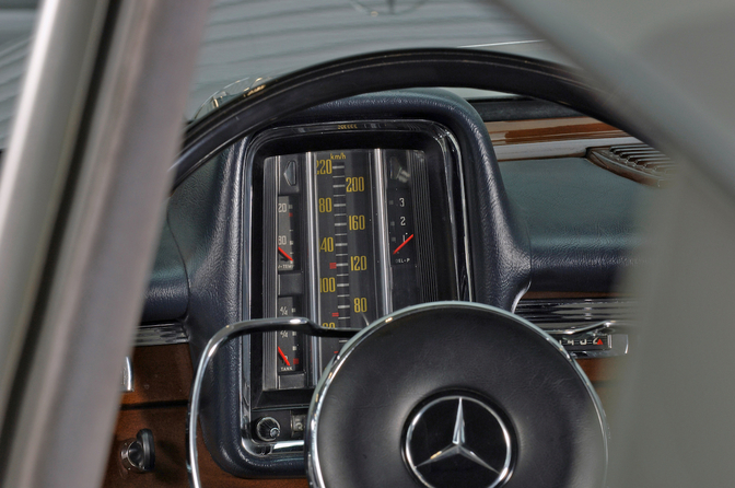 Mercedes W111 Heckflosse dashboard