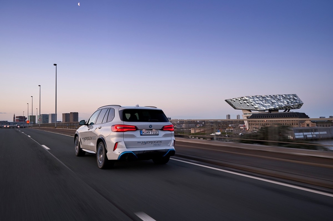 test BMW iX5 Hydrogen op waterstof in Antwerpen