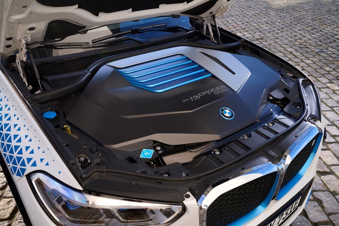 test BMW iX5 Hydrogen motor op waterstof in Antwerpen