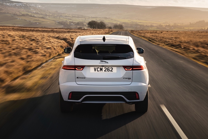 Rijtest Jaguar E-Pace P300e 2023