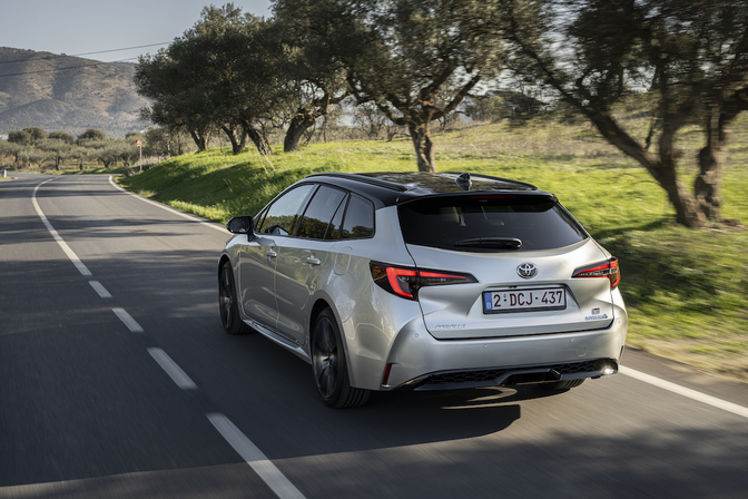 Toyota Corolla hybrid facelift review test belgie 2023