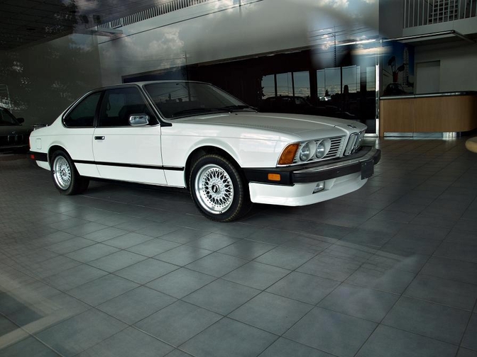 Foto's: BMW-dealership staat 30 jaar stil in de tijd