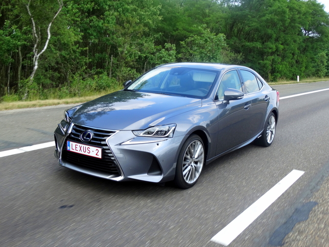 2017-lexus-is300h-rijtest