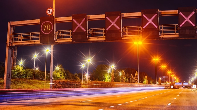 Rood kruis rijstrook matrix signalisatie snelweg autostrade spitsstrook 