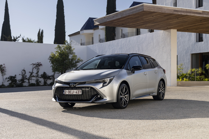 Toyota Corolla hybrid facelift review test belgie 2023