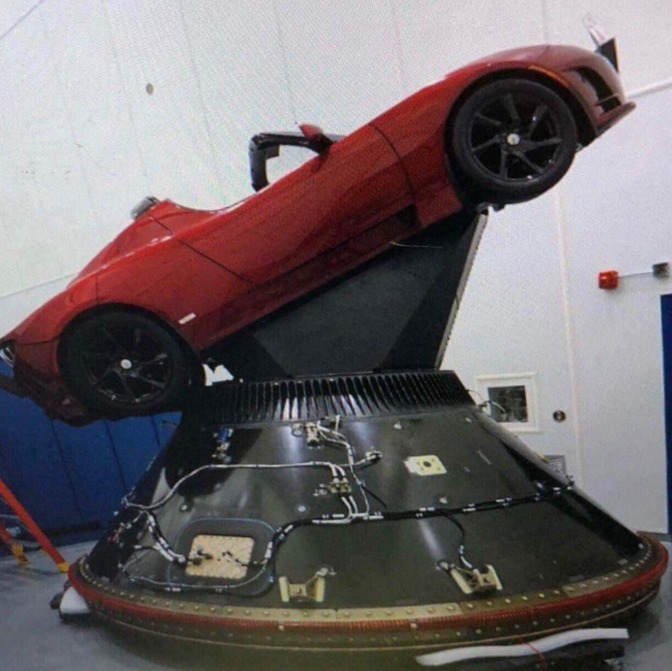 tesla-roadster-in-to-space