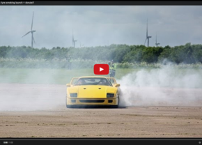 Gele Ferrari F40 trekt donuts en rookt banden op