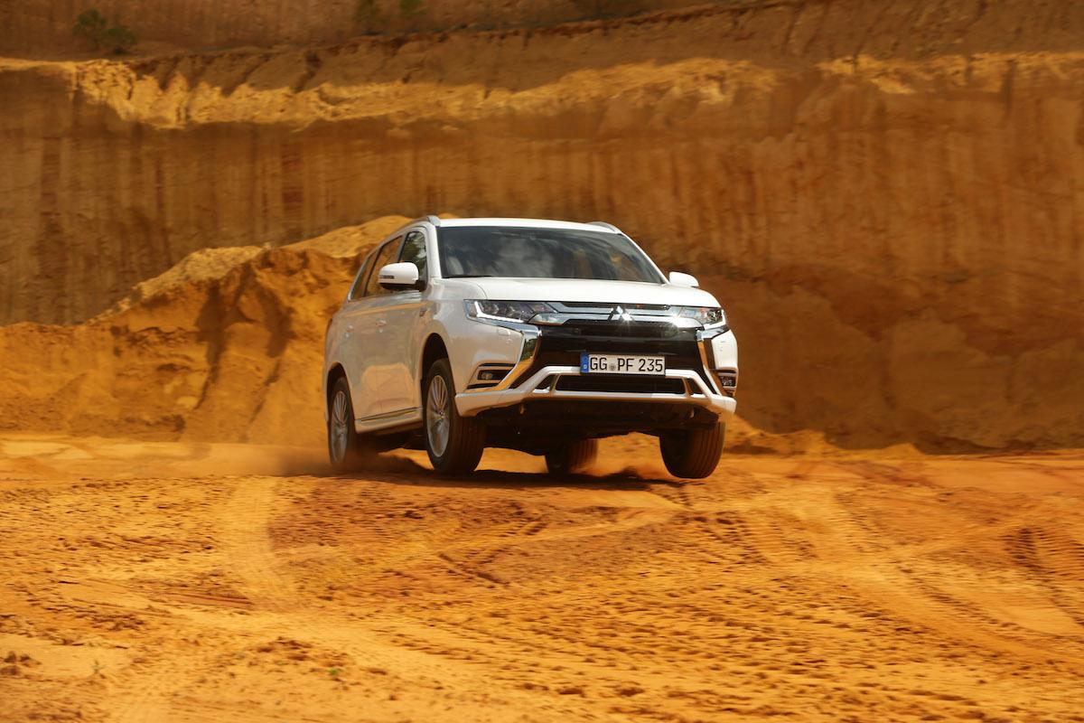 mitsubishi outlander phev my19 2018 03 mitsubishi-outlander-phev-my19-2018_03