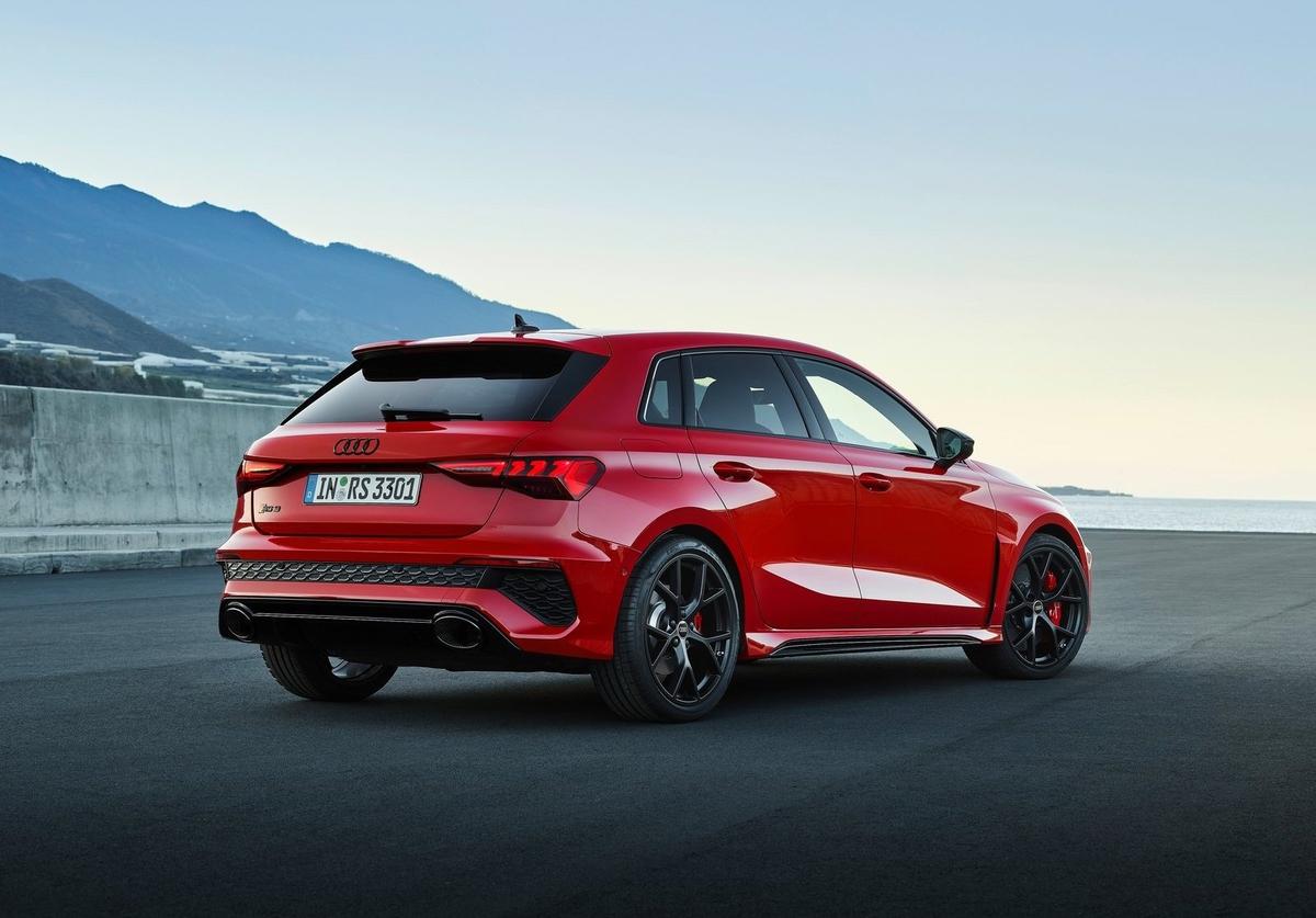 Audi RS 3 vs Mercedes-AMG A 45 S Audi RS 3 vs Mercedes-AMG A 45 S