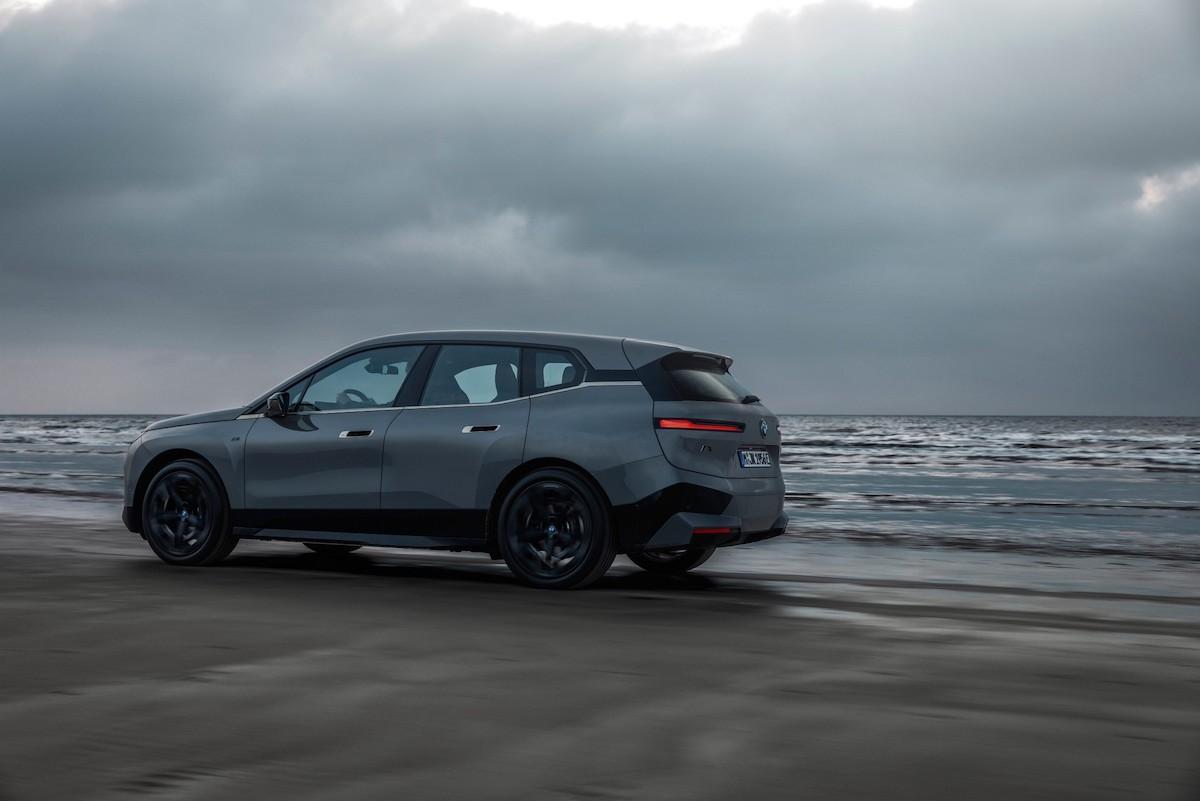 BMW iX M60 2022 zijkant