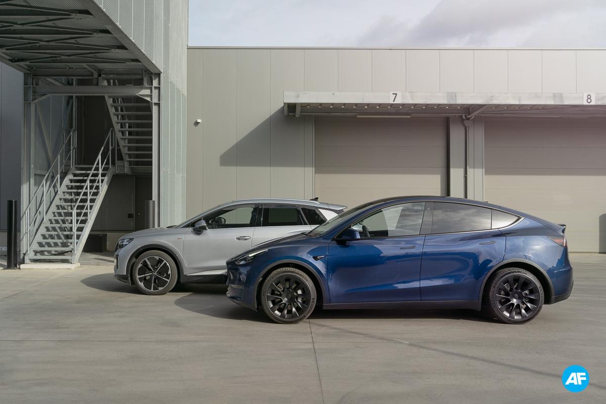 Tesla Model Y 2022 vs. Audi Q4 e-tron 2022 (rijtest) Tesla Model Y 2022 vs. Audi Q4 e-tron 2022 (rijtest)