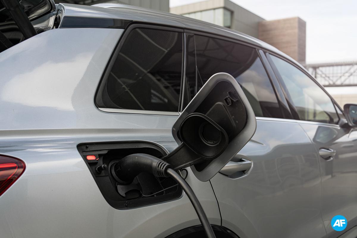 Tesla Model Y 2022 vs. Audi Q4 e-tron 2022 (rijtest) Tesla Model Y 2022 vs. Audi Q4 e-tron 2022 (rijtest)