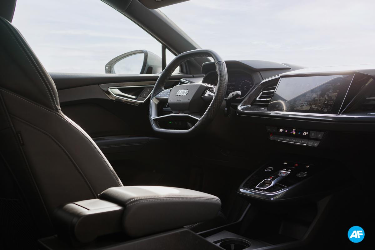 Tesla Model Y 2022 vs. Audi Q4 e-tron 2022 (rijtest) Tesla Model Y 2022 vs. Audi Q4 e-tron 2022 (rijtest)