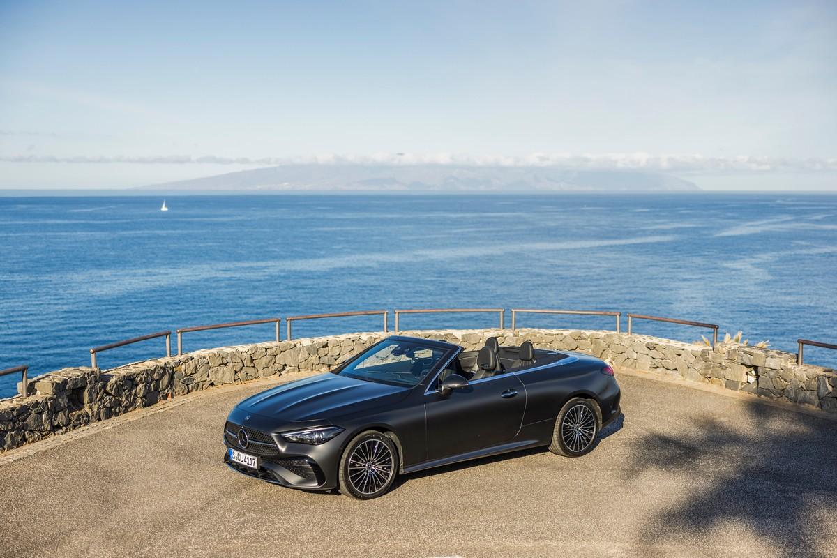 Mercedes-Benz CLE Cabriolet review 2024 grijs rijdend Mercedes-Benz CLE Cabriolet review 2024 grijs rijdend