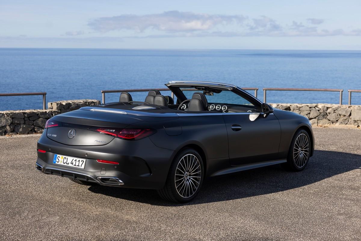 Mercedes-Benz CLE Cabriolet review 2024 grijs rijdend Mercedes-Benz CLE Cabriolet review 2024 grijs rijdend