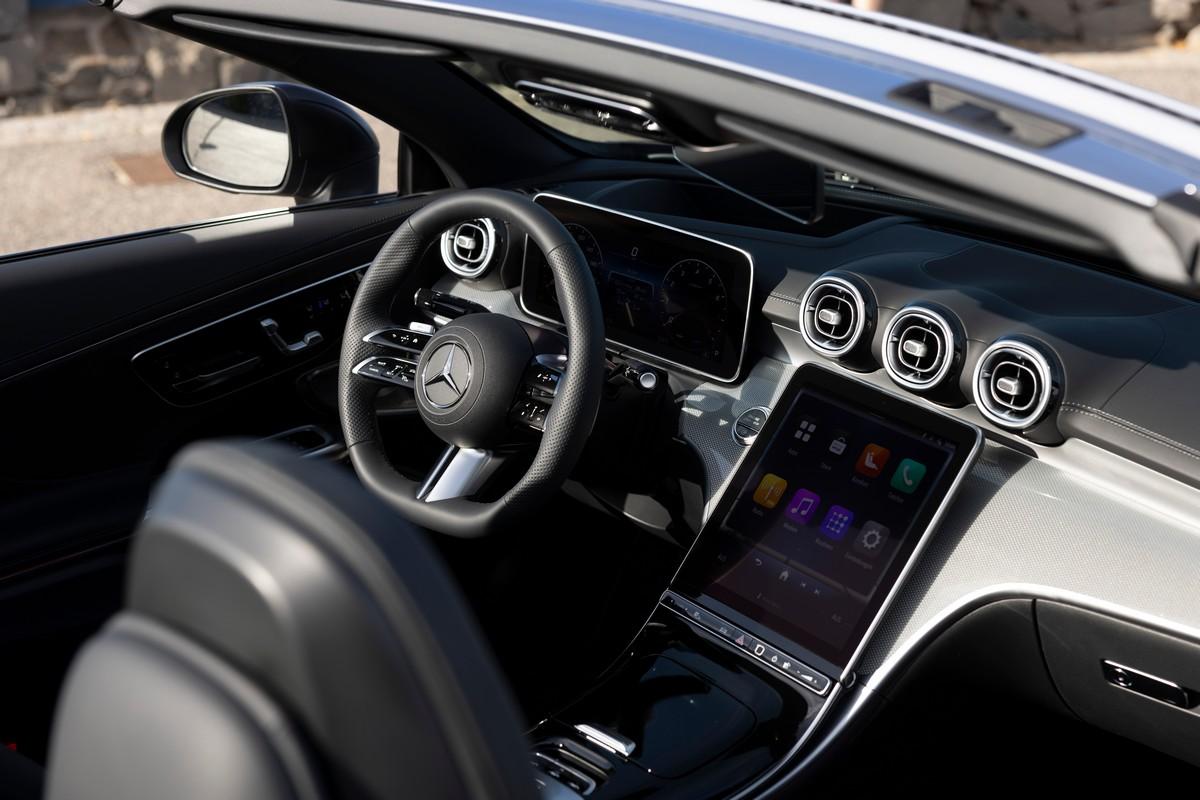 Mercedes-Benz CLE Cabriolet review 2024 grijs rijdend Mercedes-Benz CLE Cabriolet review 2024 grijs rijdend