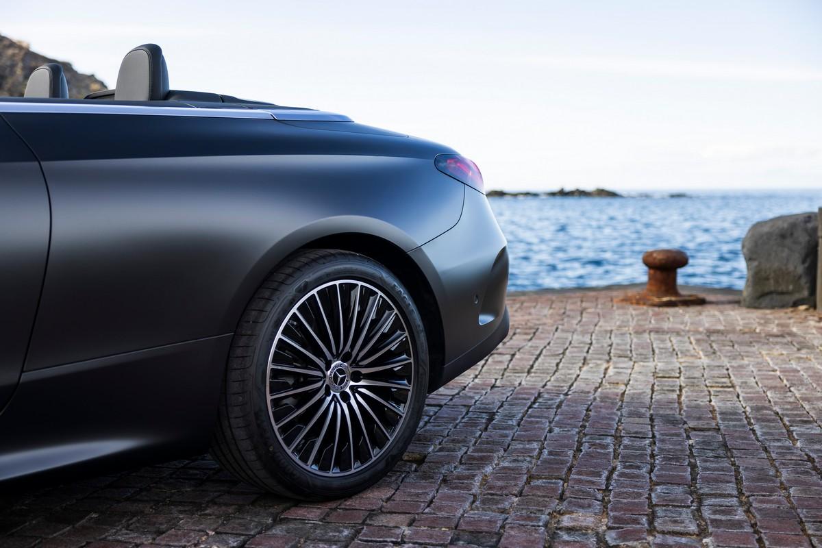 Mercedes-Benz CLE Cabriolet review 2024 grijs rijdend Mercedes-Benz CLE Cabriolet review 2024 grijs