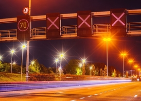 Rood kruis rijstrook matrix signalisatie snelweg autostrade spitsstrook 