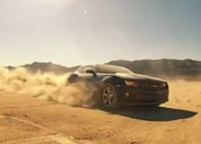 Eat my dust: Camaro drift in de woestijn