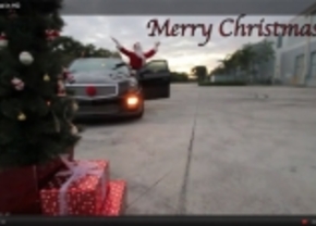 Kerstman gaat los in een Cadillac
