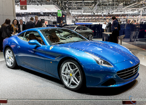 Live in Genève 2014: Ferrari California T is blauw