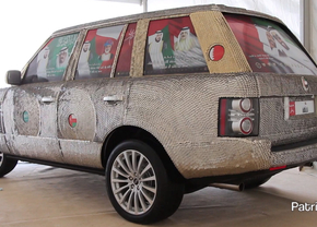 Uitmuntend: Range Rover krijgt lading geld over zich heen